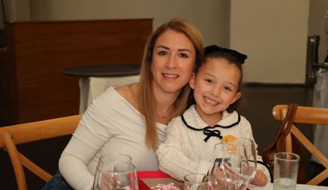  Carla Puente y Loretta Mendizábal.