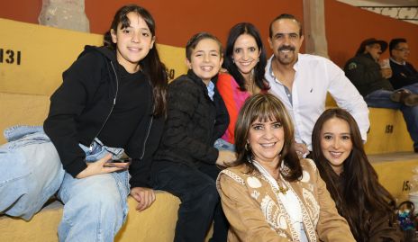  Valentina y Claudio Valle, Maritza Villalba, Claudio Valle, Martha García y Ana Karen Robledo.