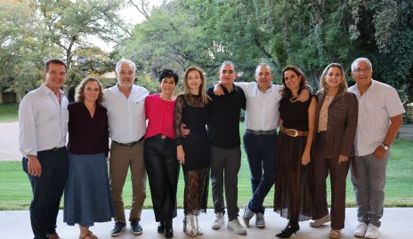  Eduardo Zendejas festejando su cumpleaños con su esposa y sus amigos.
