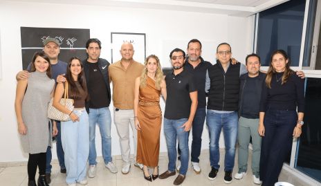  Montse Saiz y Pulga de la Torre con sus amigos.