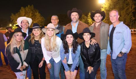  Carlos Del Valle festejando su cumple con su esposa y amigos.