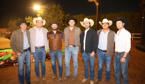  Carlos Del Valle con sus amigos.