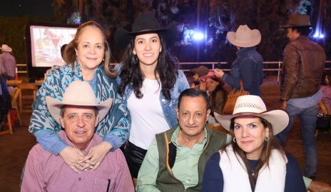 María de Jesús Veliz, Claudia Díaz de León, Carlos Malo, Alejandro Díaz de León y Claudia Revuelta.