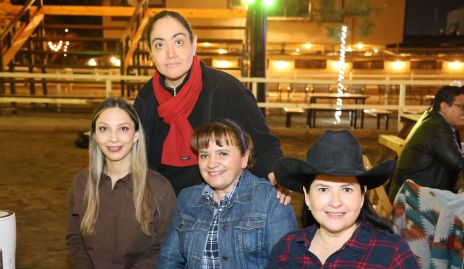  Isabel Martínez, Ale Camacho, Karla Contreras y Queta Contreras.