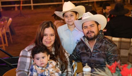  Erika Hernández y Rubén Lara con sus hijos.