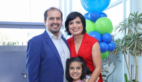  Doctor Edgar Cortazar, junto a la nutrióloga Cristina Hernández y su hija.