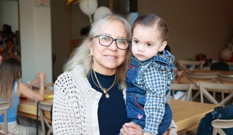  Florencia Mares con su nieta Lucía Pérez.