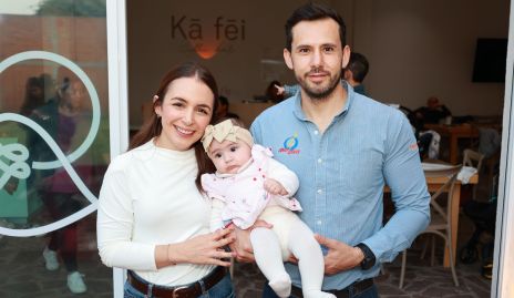  Itzel Sánchez y Alfredo Valles con su hija.