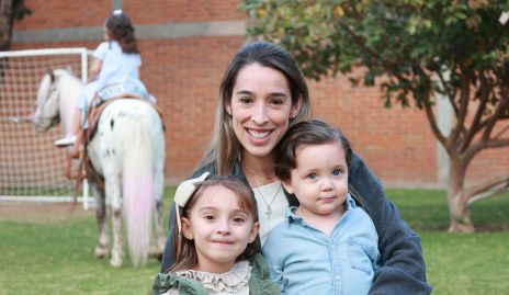  María José Ascanio con sus hijos María Inés y José Julián González.