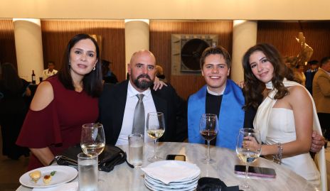  Agustín Loyo con su familia.
