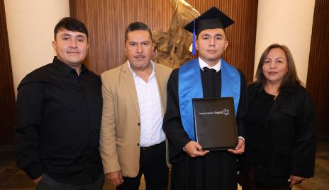  Mauricio Huerta con su familia.