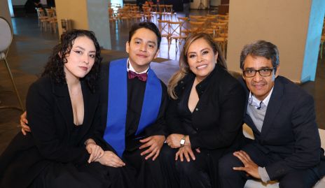  Sebastián Domínguez con su familia.