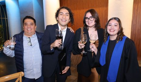  Paola Becerra con su familia.