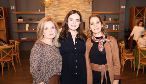  Gaby Martins con su mamá Eva Anaya y su suegra Cristina Ruiz .