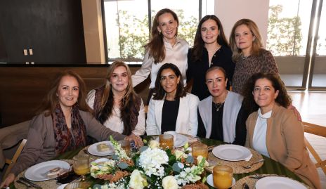  Gaby Martins y su mamá Eva Anaya con Maricarmen Ayala, Laura del Pozo, Gabriela Lozano, Came Stevens, Karina Ramos y Laura Nieto.