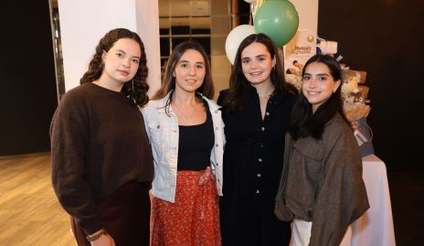  Gaby Martins con Adri Martins, Ale Martins y Vale Eternod.