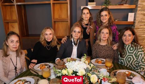  Cristina Ruiz, Martha Elena Mancilla, Fantina Lasso de la Vega, Adelina Lasso de la Vega, Edith Ruiz, Eva Anaya y Anita Anaya.