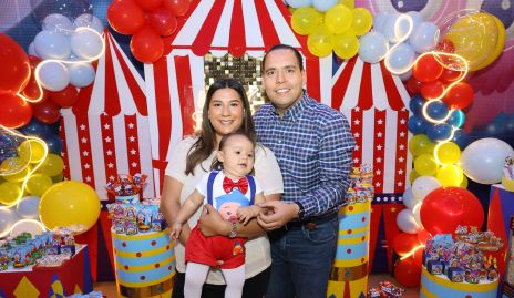  Carmenlú Díaz y Bradish Payán con su hijo José María Payán Díaz.