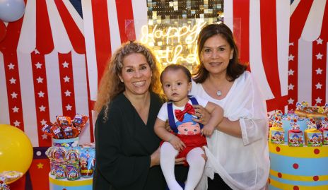  José María Payán con sus abuelas Martha Elena Ruiz y Tita Ruiz.