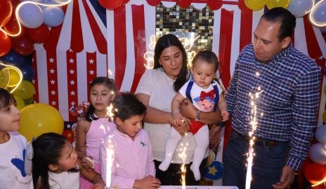 Carmenlú Díaz, José María Payán y Bradish Payán con Andrea, Inés, Rania, Renata y René.