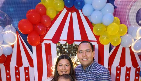  Carmenlú Díaz y Bradish Payán con su hijo José María Payán Díaz.