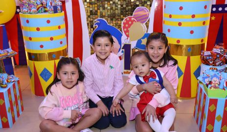  José María con sus primos Rania, Renata y René.