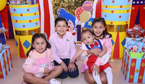  José María con sus primos Rania, Renata y René.