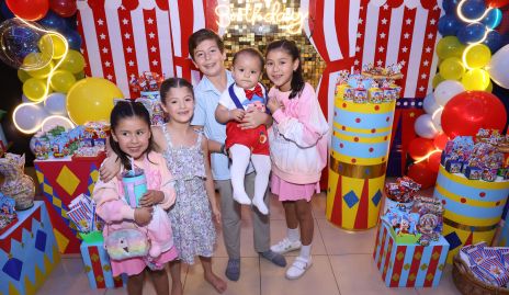  José María con sus primos Rania, Victoria, Mauricio y Renata.