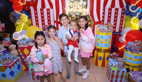  José María con sus primos Rania, Victoria, Mauricio y Renata.