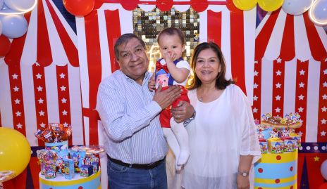  José María con sus abuelos René Díaz y Tita Ruiz.