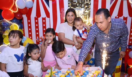  Carmenlú Díaz, José María Payán y Bradish Payán con Andrea, Inés, Rania, Renata y René.