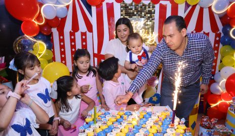  Carmenlú Díaz, José María Payán y Bradish Payán con Andrea, Inés, Rania, Renata y René.