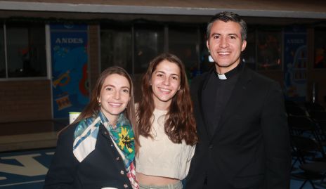  Miriam Alba, Sofía Alba y Padre Luis Rebollo.