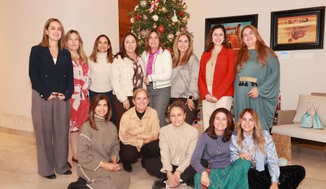  Amigas festejando la Navidad.