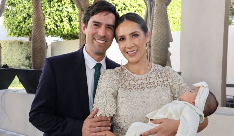  Alejandro González y Estefanía Gutiérrez con su hija Macarena.