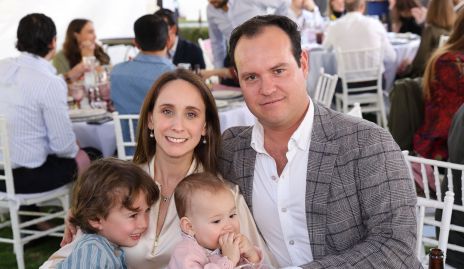  Marifer Pérez y José Jaime Herrera con sus hijos Íñigo y Macarena.