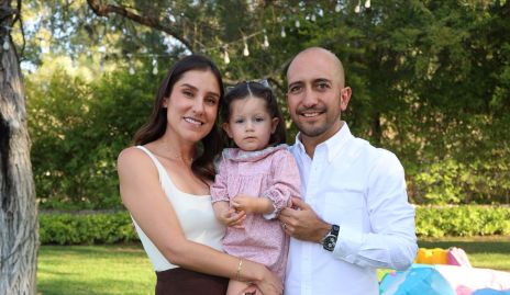  Sofía Villaseñor y Diego Bocard con su hija Lucila.