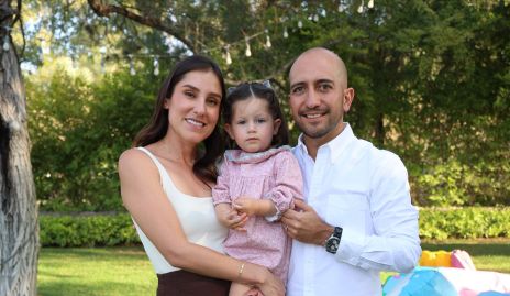  Sofía Villaseñor y Diego Bocard con su hija Lucila.