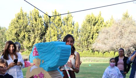 Lucila con su piñata de la sirenita.