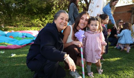  Lucila con su abuelita Lupita González y su mamá Sofía Villaseñor.