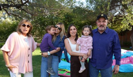  Lucila con su abuelitos Liz Vivanco y Ricardo Villaseñor, Liz Villaseñor, Benjamín, Lucila y Sofía Villaseñor.