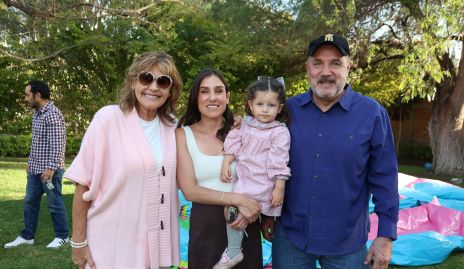  Lucila con su mamá y sus abuelos, Liz Vivanco, Sofía Villaseñor y Ricardo Villaseñor.