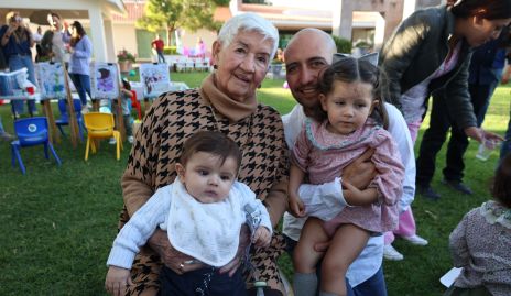  Lucila con su bisabuela Maty,  su papá Diego Bocard y su primo Nicolás.
