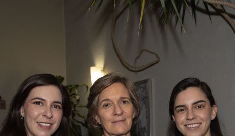  Cecilia Bárcena con sus hijas Paulina y Cecilia Solano.
