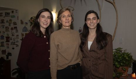  Cecilia Bárcena con sus hijas Paulina y Cecilia Solano.