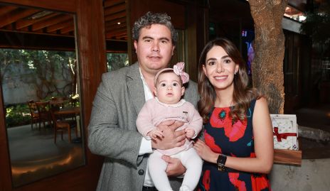  Héctor Gordoa y Andrea Lorca con su hija Lucía.