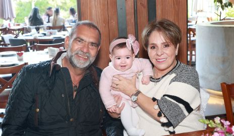  José Lorca y Laura Lorca con su nieta Lucía.