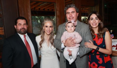  Lucía Gordoa con sus padrinos Josué Camaro y Ana Paula Delgado y sus papás Héctor Gordoa y Andrea Lorca.