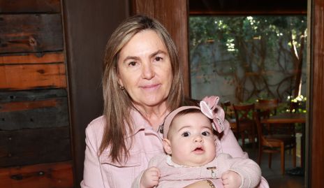  Adriana González con su nieta Lucía Gordoa.