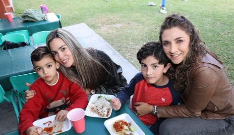  Elizabeth Berrones con José Ma y Alejandra Dip con Alejandro.